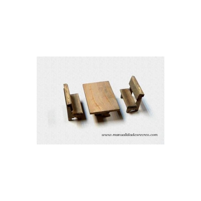 Mesa de madera rústica con bancos en miniatura