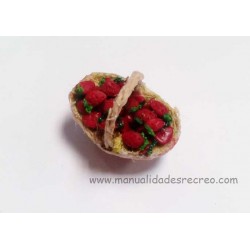 cesta hecha a mano de fresas en miniatura