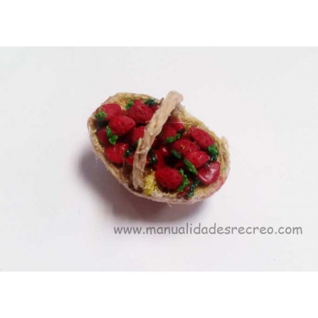 cesta hecha a mano de fresas en miniatura