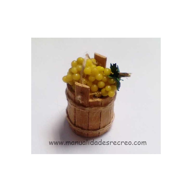 Cubo de madera con uvas de vendimia en miniatura