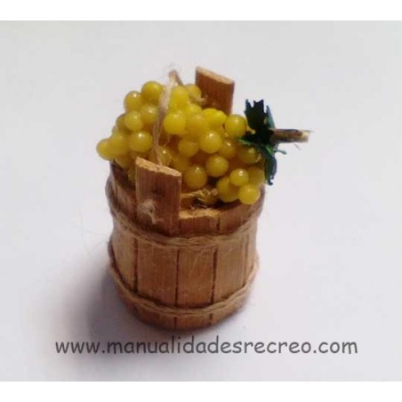 Cubo de madera con uvas de vendimia en miniatura